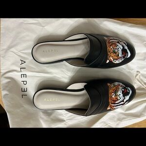 Alepel tiger face flats  size 7